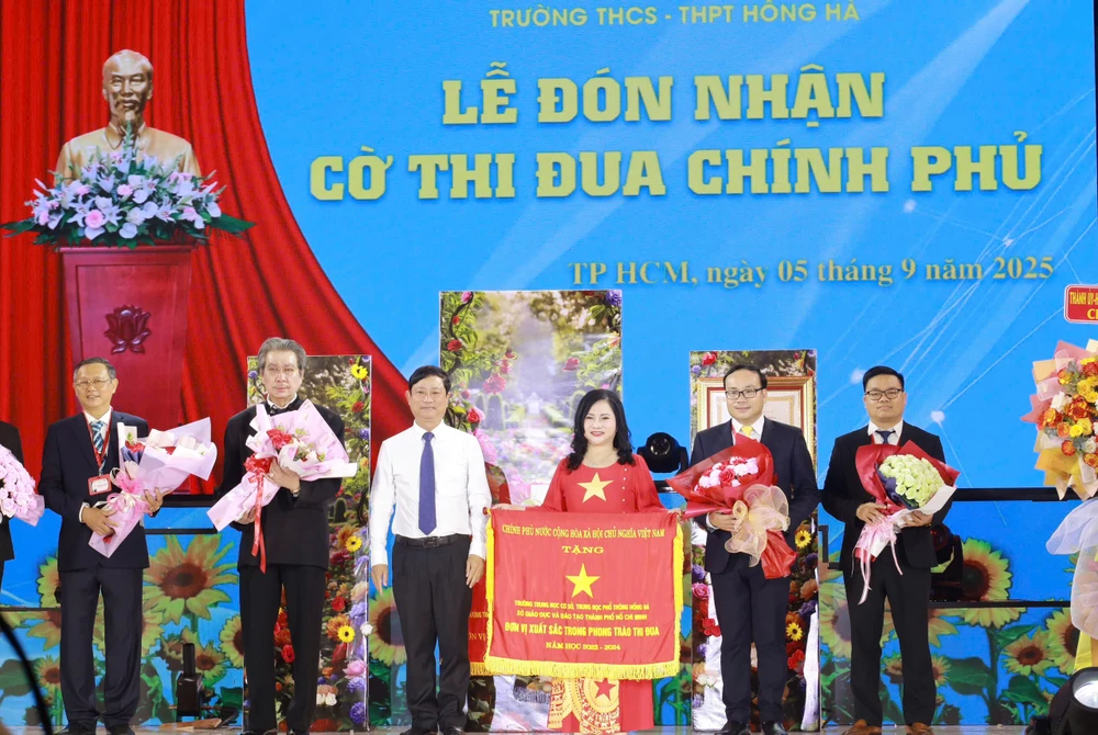 ông minh trao cờ.jpg