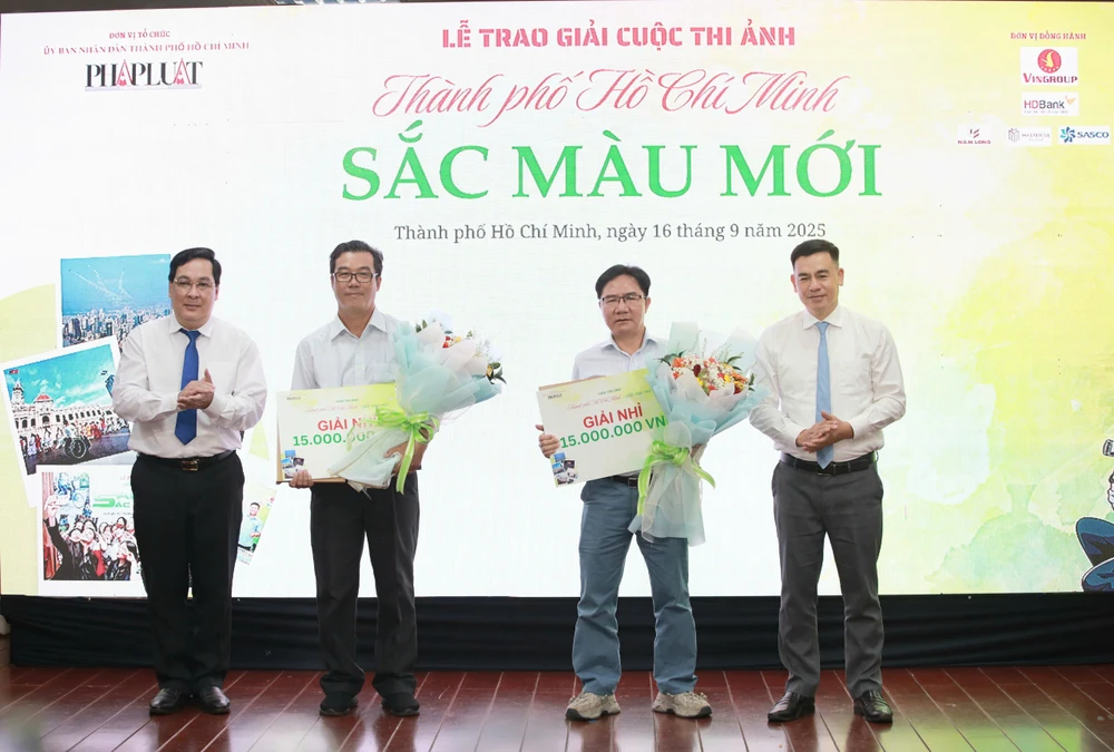 Ông Phạm Quý Trọng, Phó Vụ trưởng Vụ 3, Ban Tuyên giáo và Dân vận Trung ương và Nhà báo Nguyễn Thái Bình, Phó Tổng Biên tập báo Pháp Luật TP.HCM trao giải cho hai tác giả đạt giải Nhì. Ảnh: NGUYỆT NHI