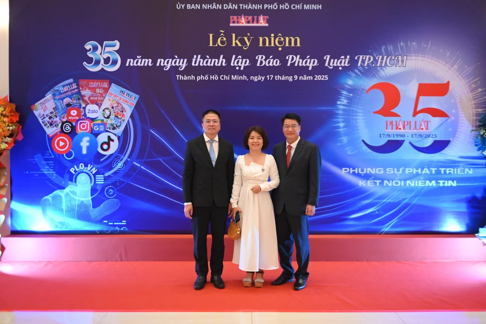 bao phap luat tphcm.JPG