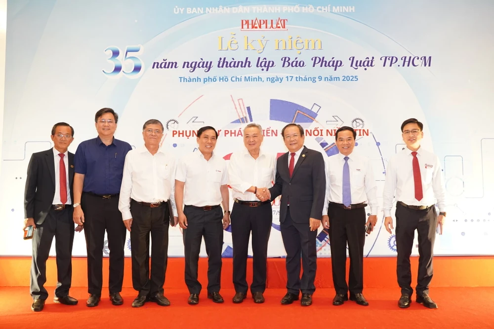 bao phap luat tphcm.JPG