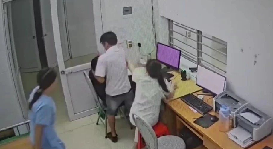 Tạm giữ hình sự người đàn ông kẹp cổ, dọa chọc bút vào mặt nữ bác sĩ