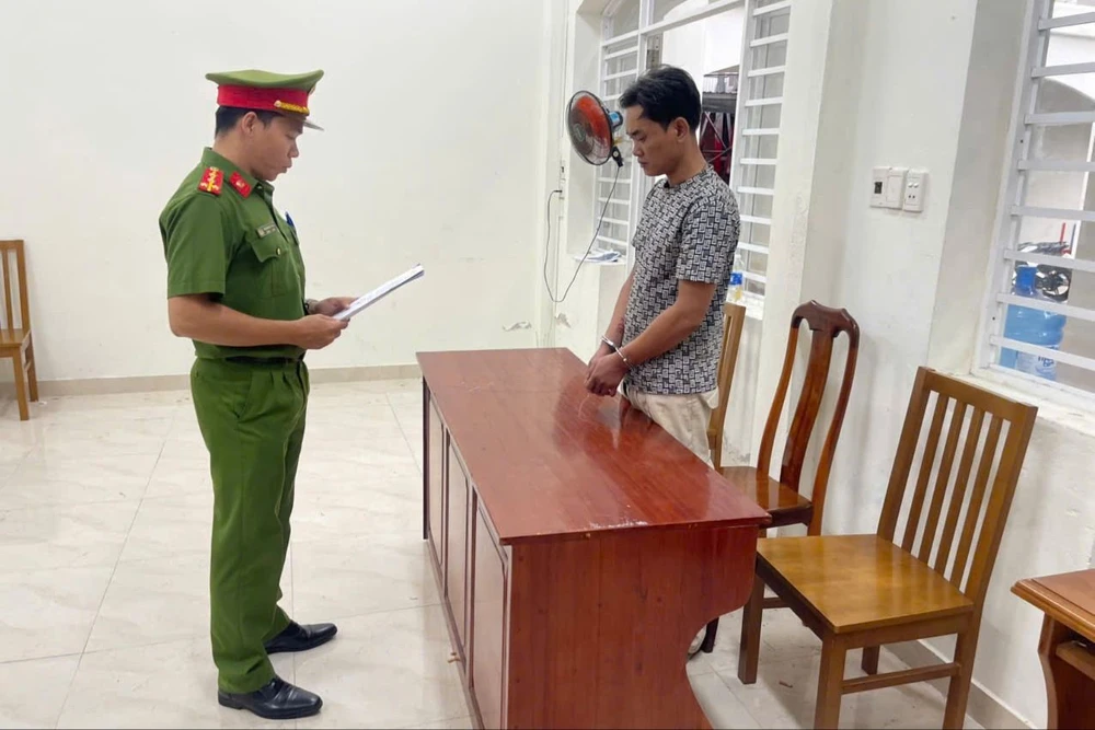 Người đàn ông tạt xăng, dọa thiêu sống bạn trai của vợ. Ảnh: CA