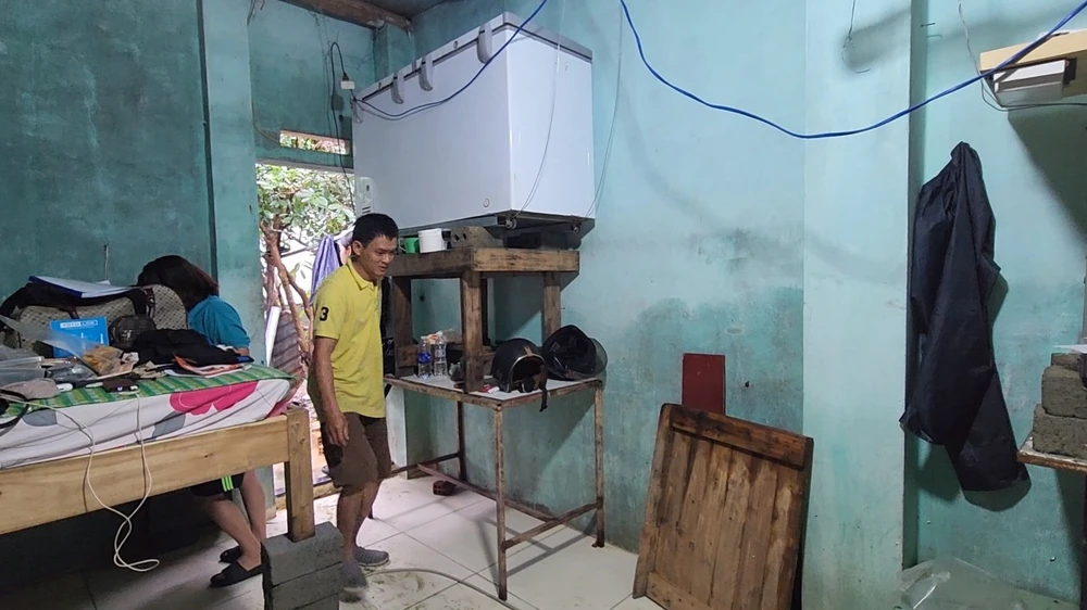 Người dân vùng thấp trũng tại Đà Nẵng chủ động kê cao đồ đạc. Ảnh: TẤN VIỆT