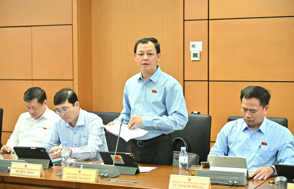 Đại biểu Nguyễn Tri Thức thảo luận về dự án Luật Giáo dục đại học (sửa đổi) chiều 22-10. Ảnh: AH