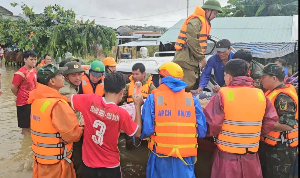 cong-an-vuot-lu-mang-binh-o-xy-cuu-me-vnah-1-3836-2985 (1).jpg