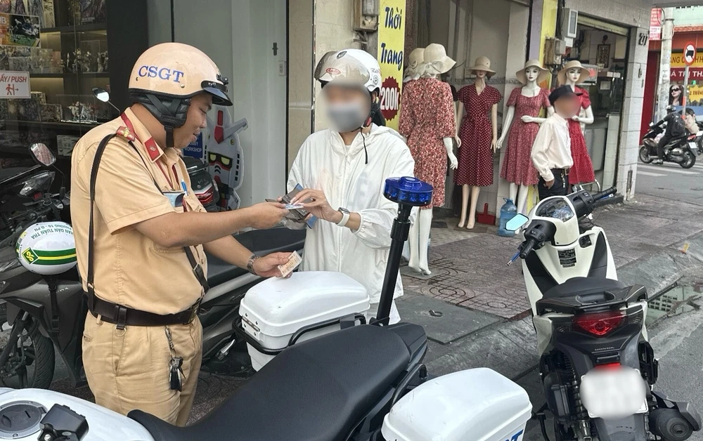 CSGT xử phạt chủ phương tiện vi phạm dừng đèn đỏ sai làn đường Ảnh PC08.jpg
