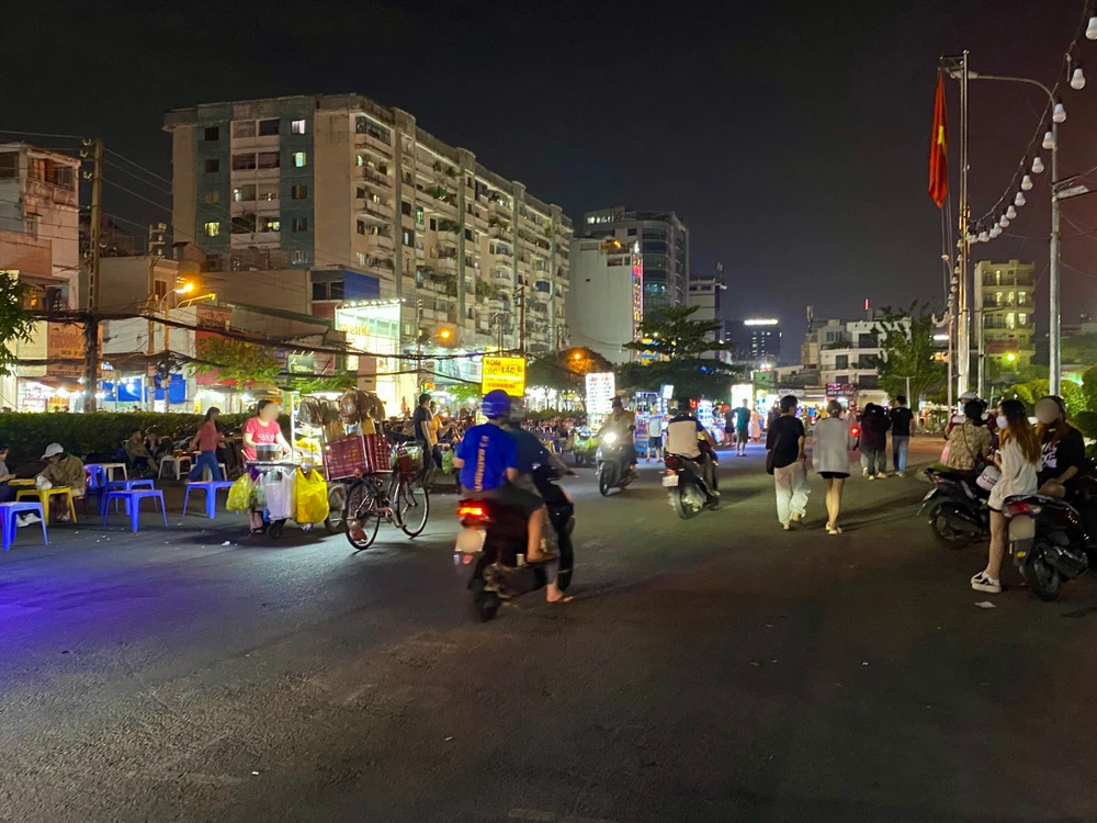 Khung cảnh buôn bán bát nháo bên ngoài công viên Lê Thị Giêng Ảnh TUYẾT NHUNG.jpg
