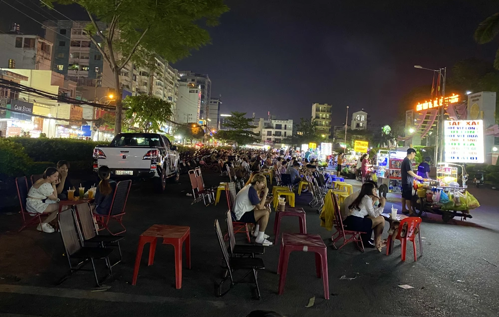 Lượng lớn bàn ghế được bố trí ngay phía sau các xe đẩy bán đồ ăn, thức uống Ảnh TUYẾT NHUNG.jpg
