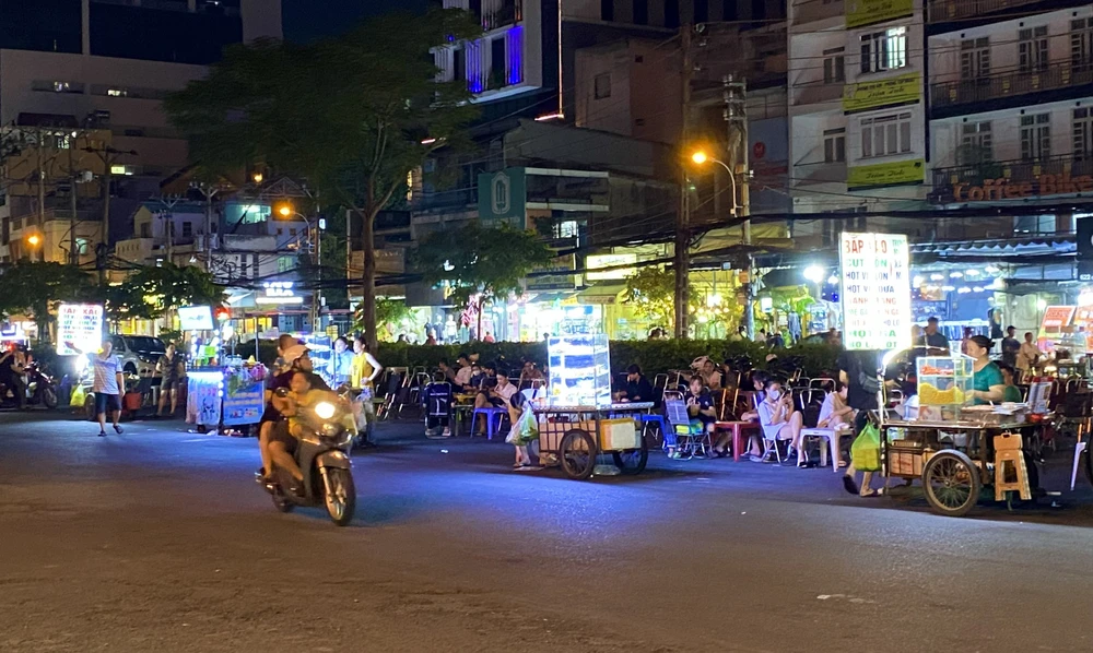 “Nhiều người buôn bán ở đây thường xuyên bị “đuổi” nhưng chỉ cần vắng bóng lực lượng chức năng là họ lại tiếp tục ra bán. Tôi mong rằng chính quyền sớm có biện pháp khắc phục, trả lại không gian chung cho người dân vui chơi, sinh hoạt tại công viên” – chị Kiều My (ngụ quận Tân Phú) nói.