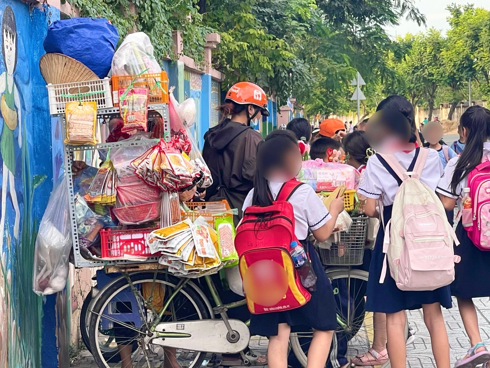 Bạn đọc đề nghị sớm dẹp bỏ hàng rong trước cổng trường.