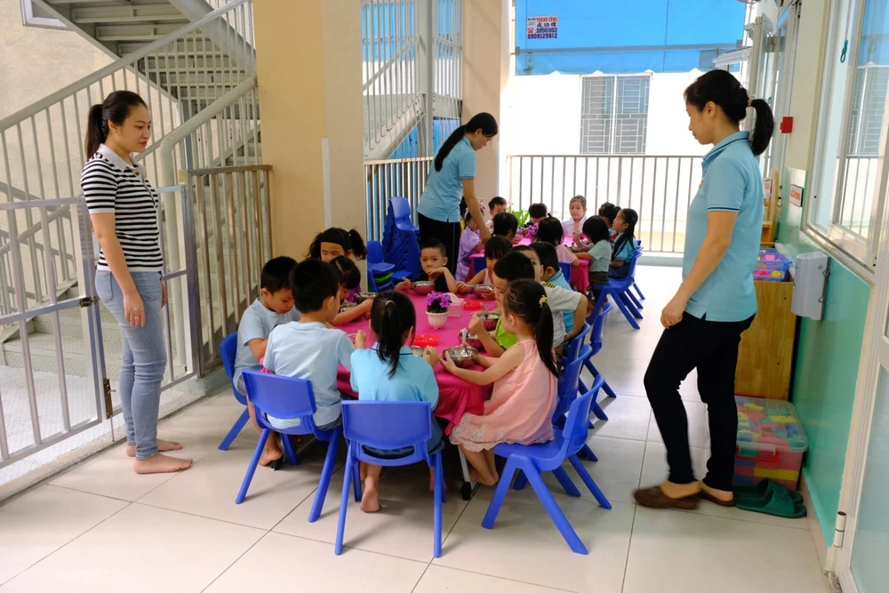 Khoản tiền thu nhập tăng thêm cho GV giúp họ có thêm động lực để yên tâm công tác, phấn đấu đạt nhiều thành tích trong năm. Ảnh TUYẾT NHUNG.jpg