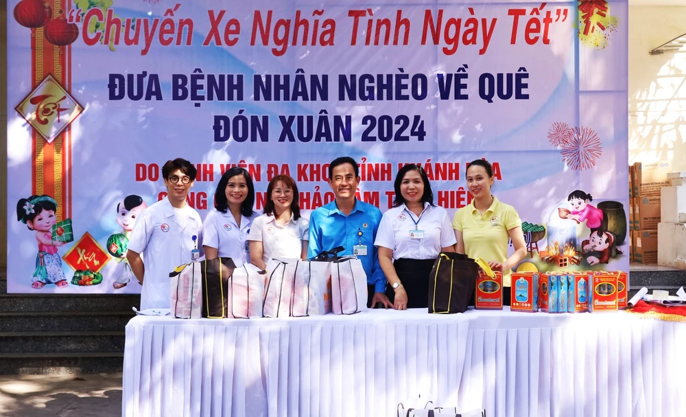 13-chuyen-xe-0-dong-dua-benh-nhan-ve-gia-dinh-vui-tet-.jpg