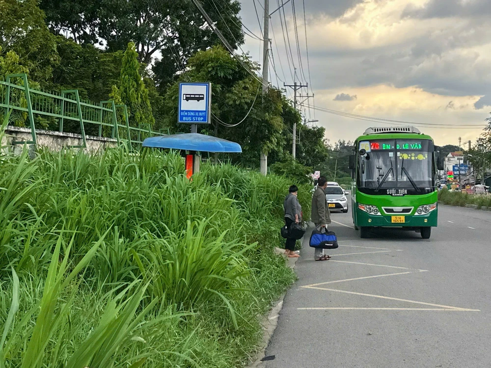 điểm dừng xe buýt bị lấn chiếm