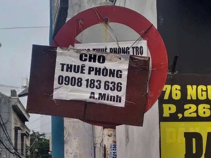 Dán quảng cáo lên cột tín hiệu giao thông