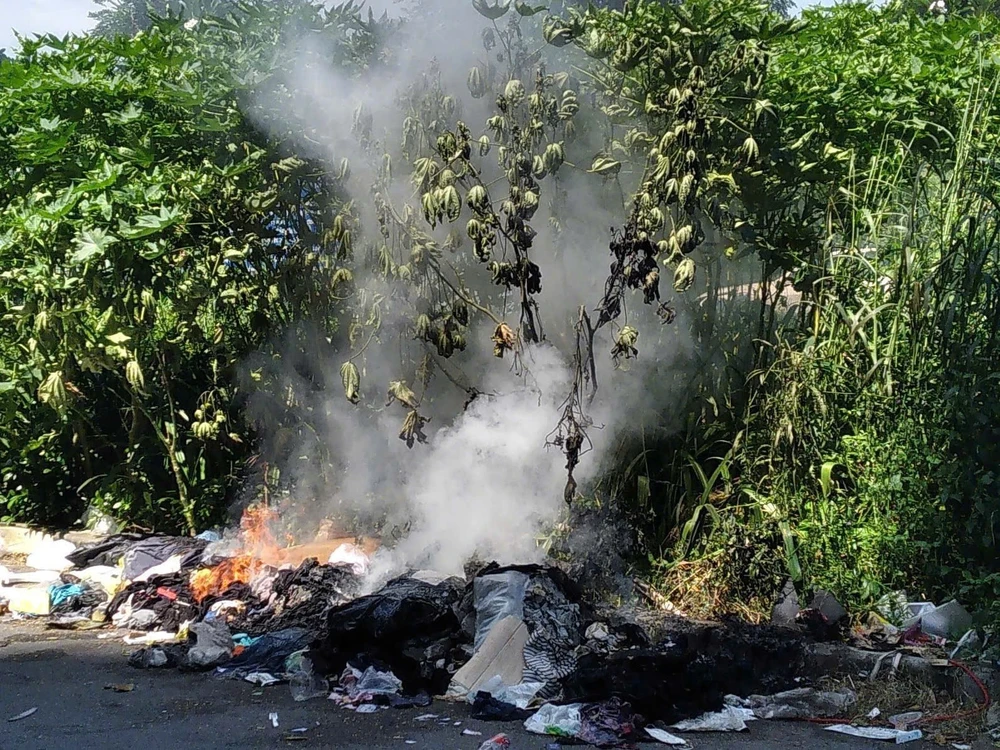 Đốt rác ngoài đường