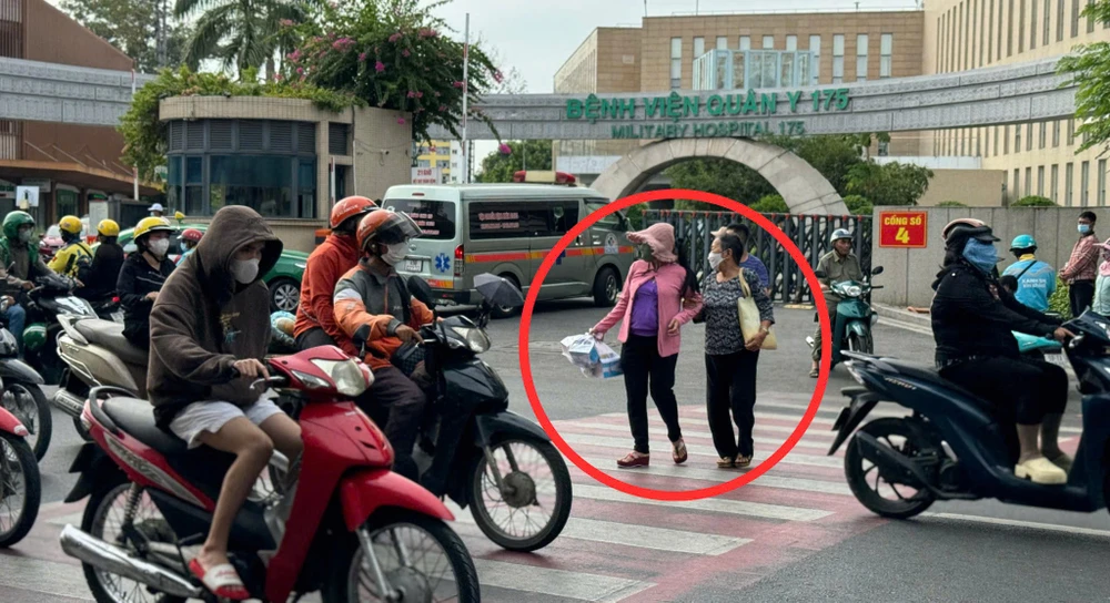 đi bộ qua đường Nguyễn Thái Sơn