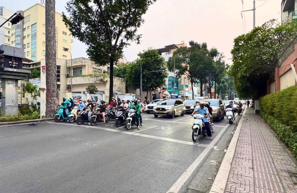 cấm rẽ phải khi đèn đỏ