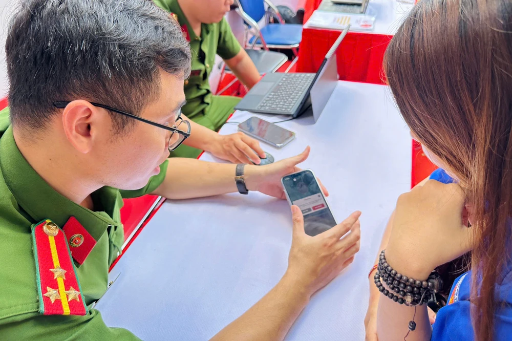 ắng nghe nội dung tư vấn, trợ giúp pháp lý cho người dân trong khuôn khổ Ngày hội Pháp luật..jpg