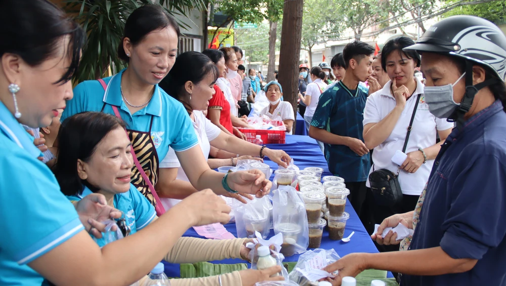 Chương trình “Gian hàng ẩm thực gây quỹ - Nghĩa tình miền Trung" do Câu lạc bộ Vì sức khỏe cộng đồng và Hội Liên hiệp phụ nữ phường Rạch Dừa tổ chức. Ảnh: TK