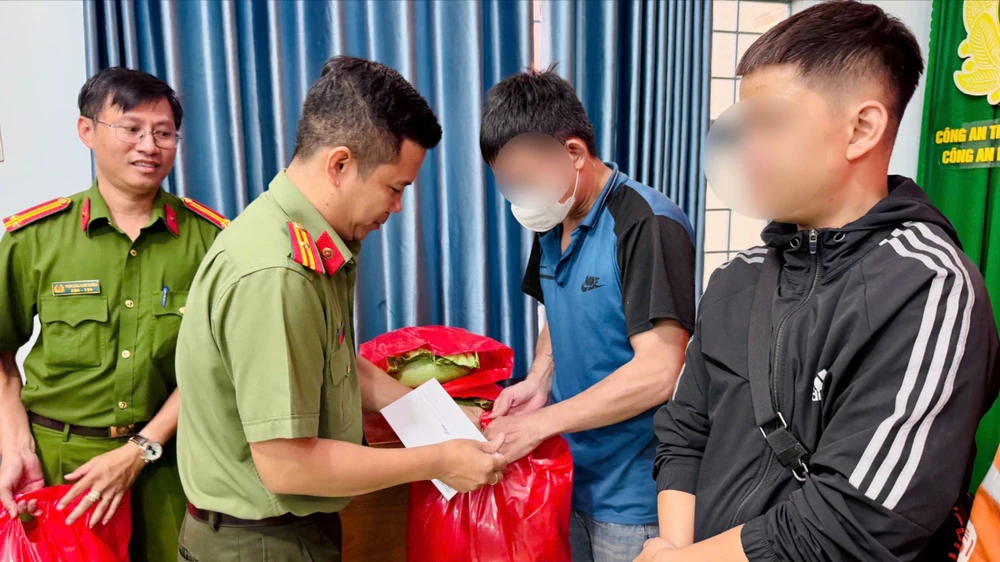 17tp-hcm-cong-an-phuong-phuoc-long-to-chuc-nhieu-hoat-dong-cham-lo-tet-cho-nguoi-dan-.jpg