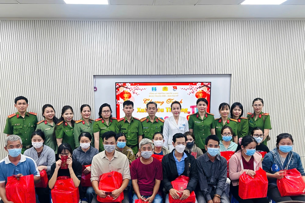 39tp-hcm-cong-an-phuong-phuoc-long-to-chuc-nhieu-hoat-dong-cham-lo-tet-cho-nguoi-dan-.jpg