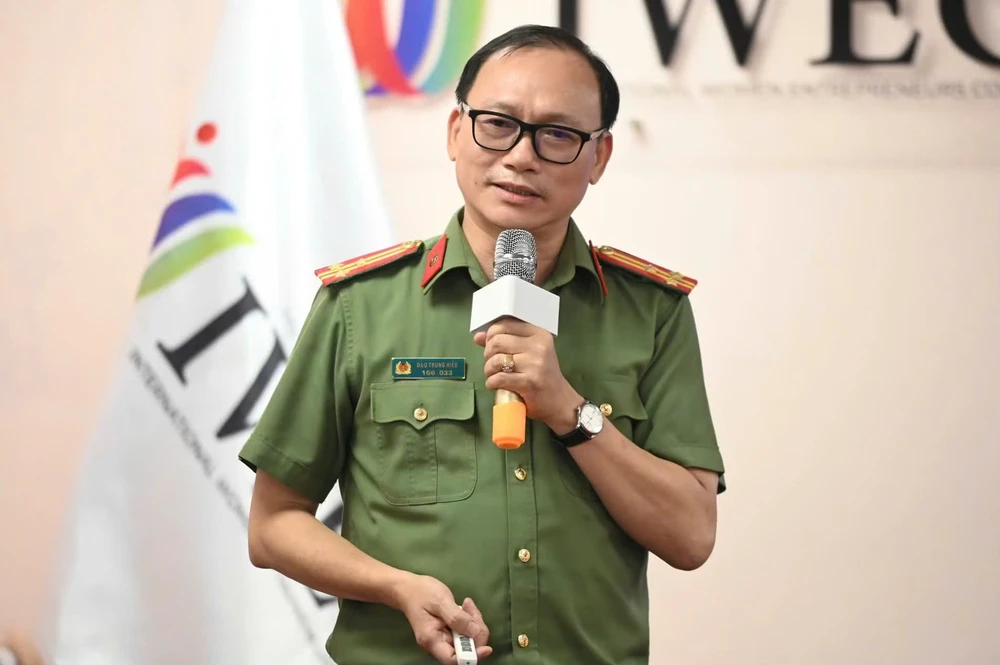bao-luc-khi-tham-gia-giao-thong-dung-de-va-cham-nho-thanh-cai-gia-lon-.jpg