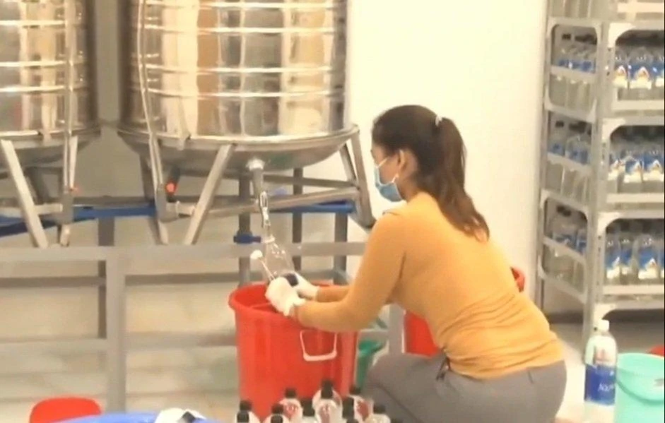 "Nước thánh" được đóng chai trực tiếp từ nước máy. Ảnh: VT