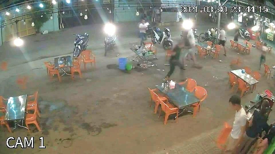 Camera ghi lại hiện trường vụ hỗn chiến khiến một thanh niên tử vong. Ảnh: C.A Camera ghi lại hiện trường vụ hỗn chiến khiến một thanh niên tử vong. Ảnh: C.A