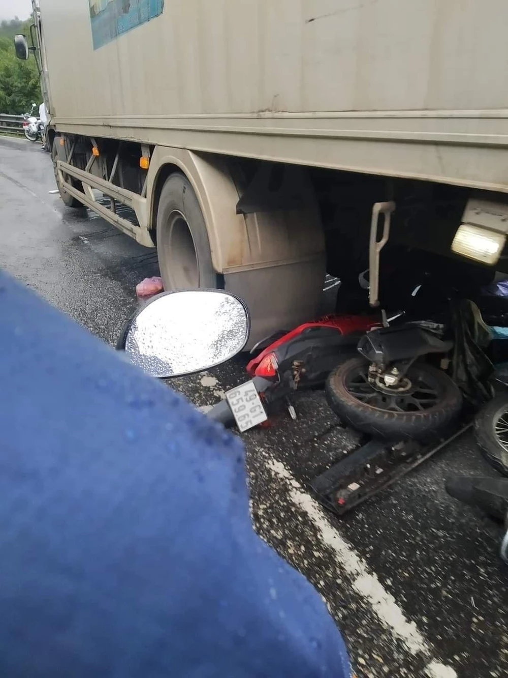Cả 3 xe máy bị ô tô của Hải lùa vào gầm xe tải Ảnh VT