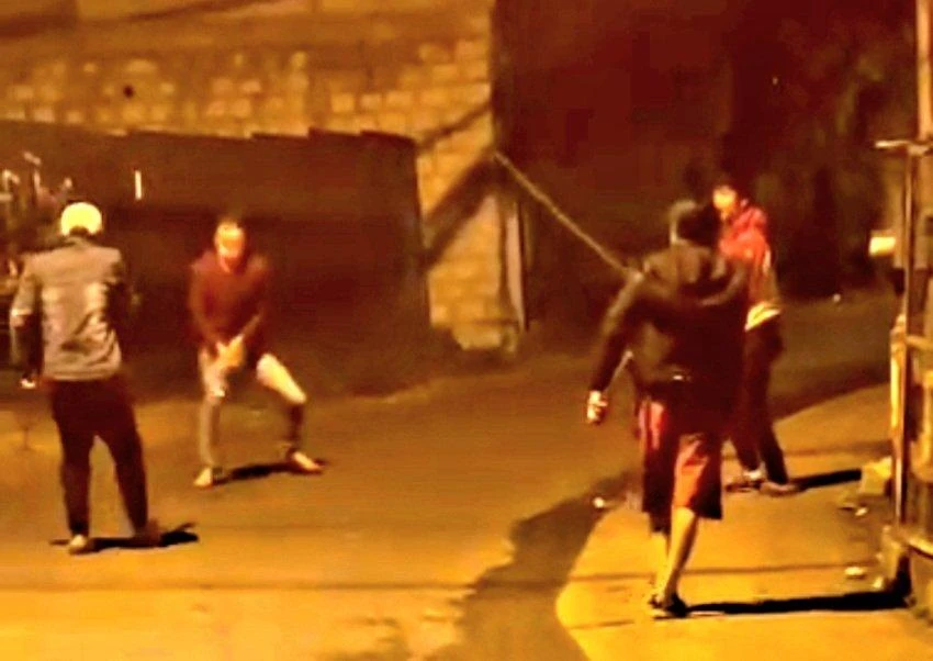 Chỉ vì mâu thuẫn nhỏ, 3 thanh niên dùng dao chém người