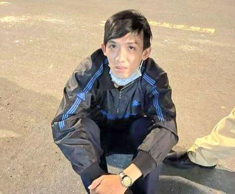 Lớn bị bắt khi vừa giật chiếc điện thoại di động