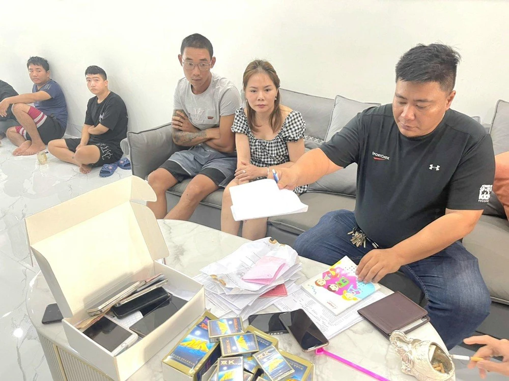 Công an thu giữ nhiều tang vật liên quan đến hoạt động đánh bạc tại nhà Hạnh. Ảnh: CA Công an thu giữ nhiều tang vật liên quan đến hoạt động đánh bạc tại nhà Hạnh. Ảnh: CA