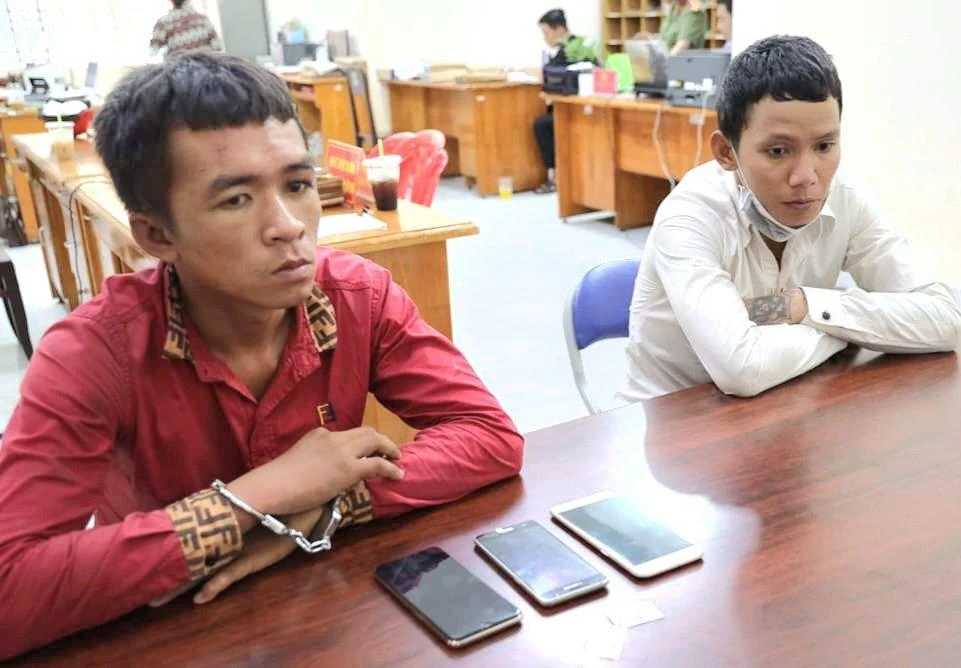 Hai thanh niên nghiện ma túy, gây ra nhiều vụ trộm cắp, cướp giật bị bắt giữ Ảnh CA