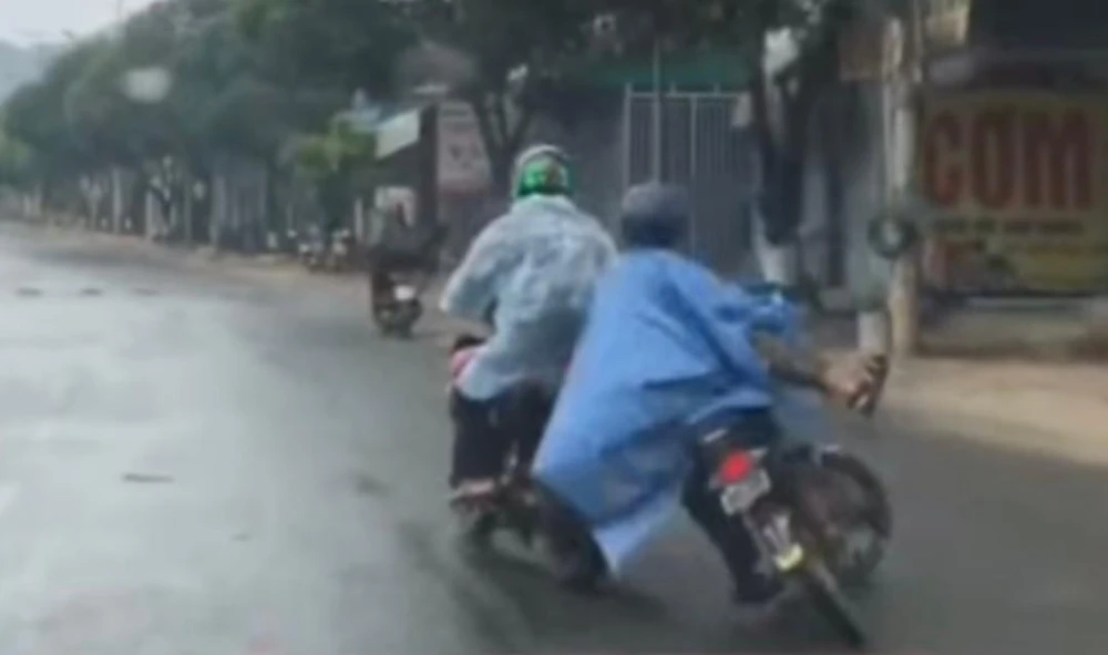 Do mải livestream nên Thương không kịp xử lý tình huống va quẹt phía trước. Ảnh: CA