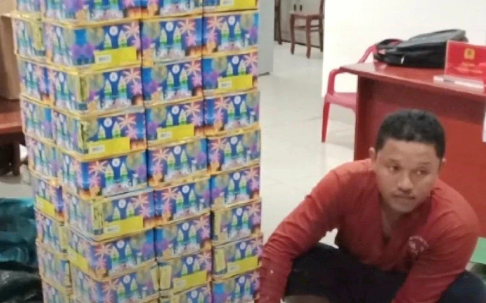 72 hộp pháo hoa có trọng lượng hơn 100 kg.