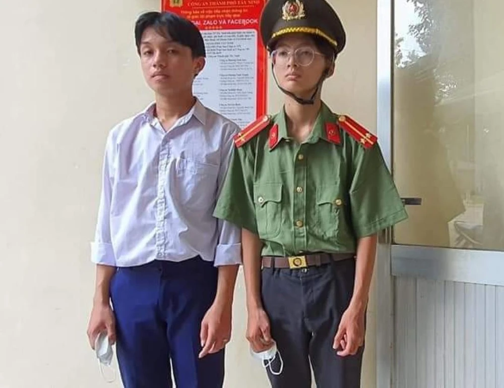 Khang (mặc trang phục công an) và Trọng tại cơ quan công an. Ảnh CA