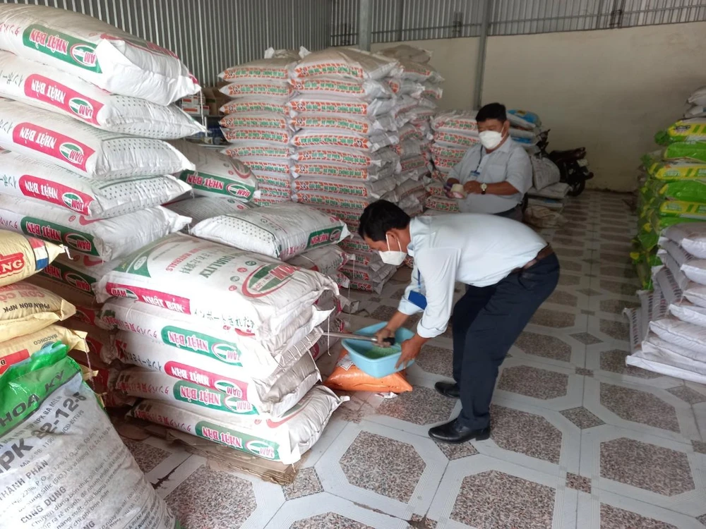 42/135 mẫu phân bón vi phạm chất lượng Ảnh Đình Xuân