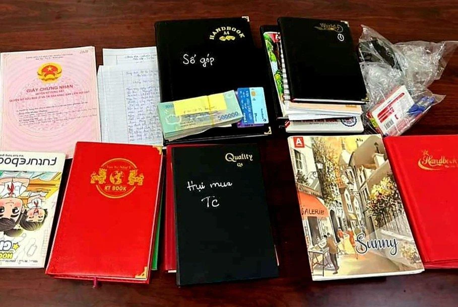 Tang vật thu giữ của nhóm cho vay lãi nặng. Ảnh: CA