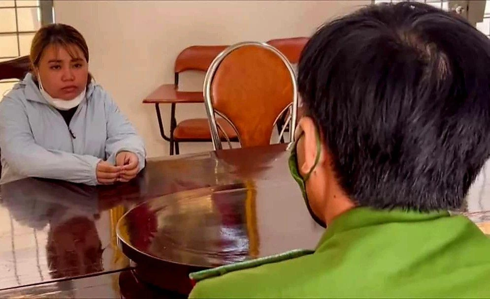 Bùi Thị Thủy Tiên làm việc với cơ quan công an Ảnh CA