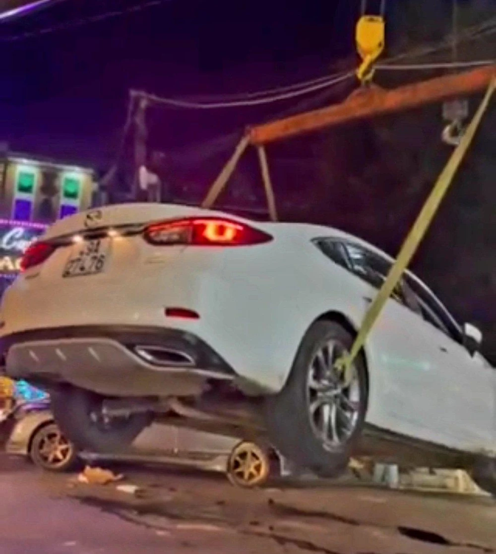 Chiếc xe ô tô Madaz phải "về nhà" bằng xe cẩu. Ảnh VT