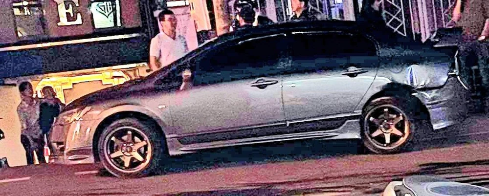 Honda Civic đang đậu bên đường bị đẩy đi một đoạn dài và hư hỏng nặng. Ảnh VT