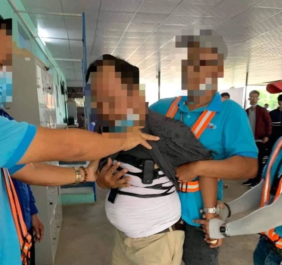 Một học viên sử dụng thiết bị nghe nhìn khi làm bài thi lý thuyết trong kỳ thi tốt nghiệp lái xe bị phát hiện Ảnh TỰ SANG - VÕ TÙNG