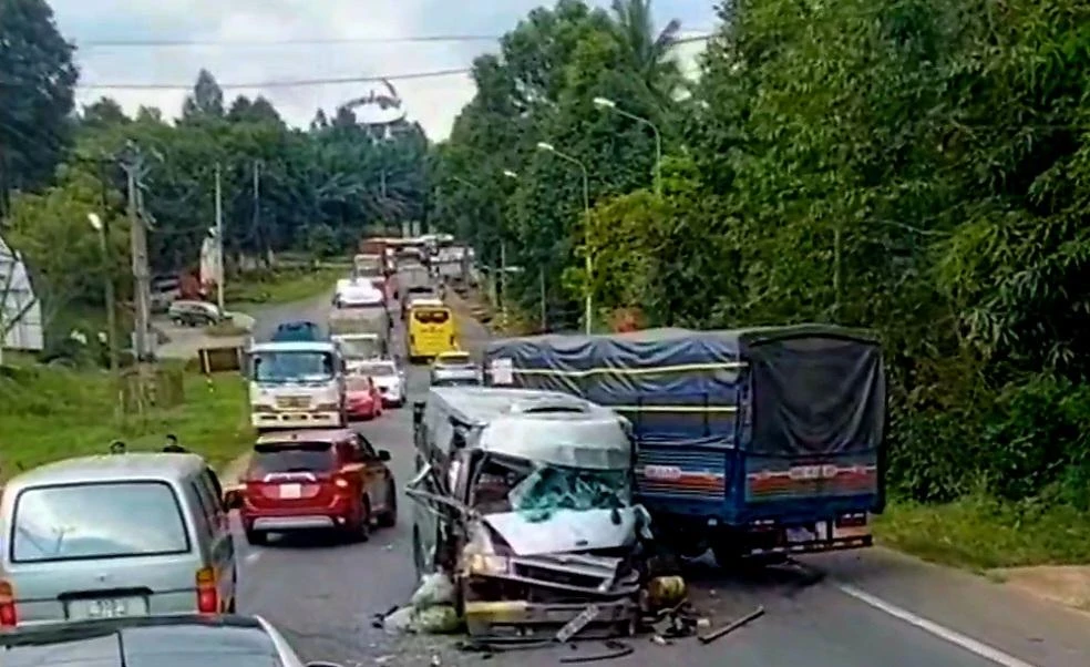 Chiếc xe Ford chở rau bị hư hỏng nặng. Ảnh VÕ TÙNG