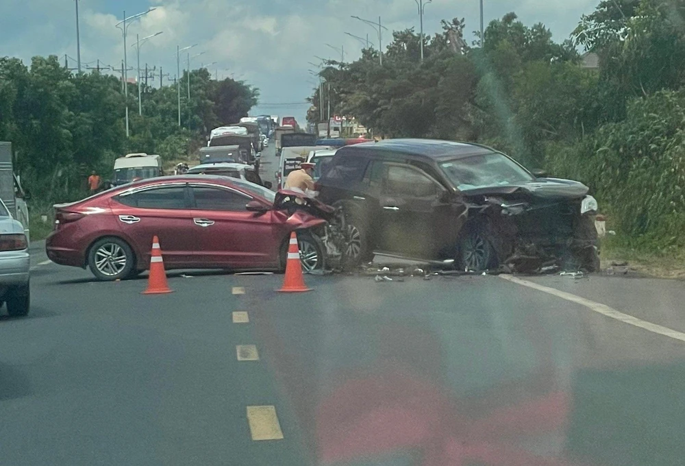 Cú va chạm mạnh khiến 9 người ngồi trên 2 xe bị thương, phải nhập viện cấp cứu Ảnh VÕ TÙNG