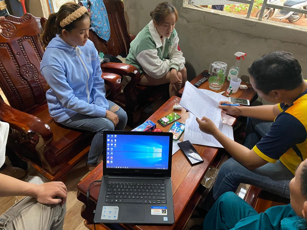 9 người bị công an Bảo Lộc bắt giữ liên quan đến đường dây số đề. Ảnh: CA.BL