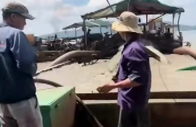 Ba chiếc tàu bơm hút cát trái phép bị công an bắt giữ Ảnh CTV