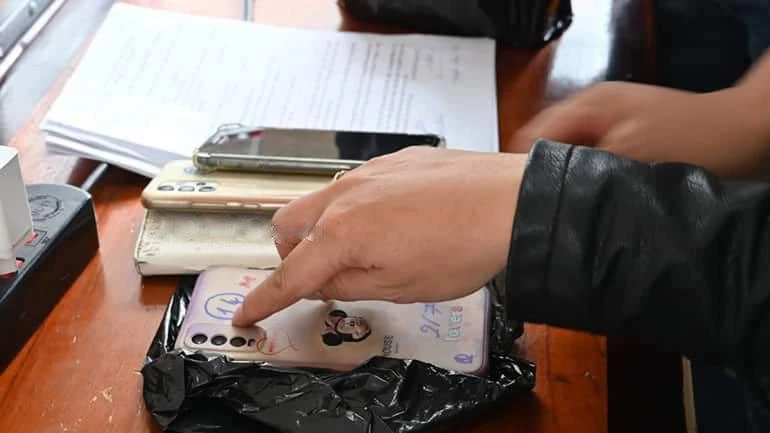 Đến thời điểm bị bắt giữ, nhóm móc túi đã lấy được 26 chiếc điện thoại của du khách Ảnh TD