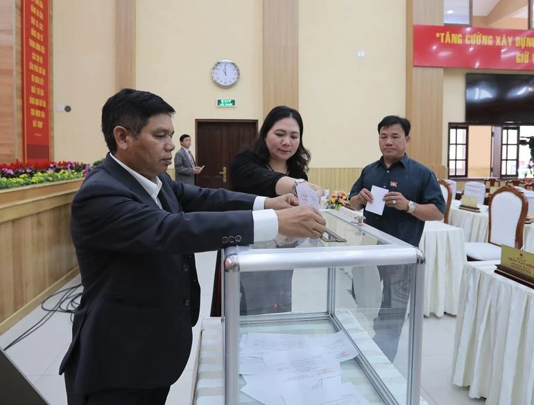 Đại biểu bỏ phiếu bầu ủy viên UBND tỉnh khóa X nhiệm kỳ 2021-2026 đối với ông Trương Minh Đương Ảnh CHÍNH THÀNH