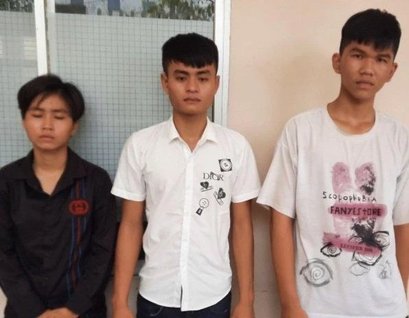 Ba thanh niên chém người sau khi va chạm giao thông Ảnh CA Ba thanh niên chém người sau khi va chạm giao thông Ảnh CA