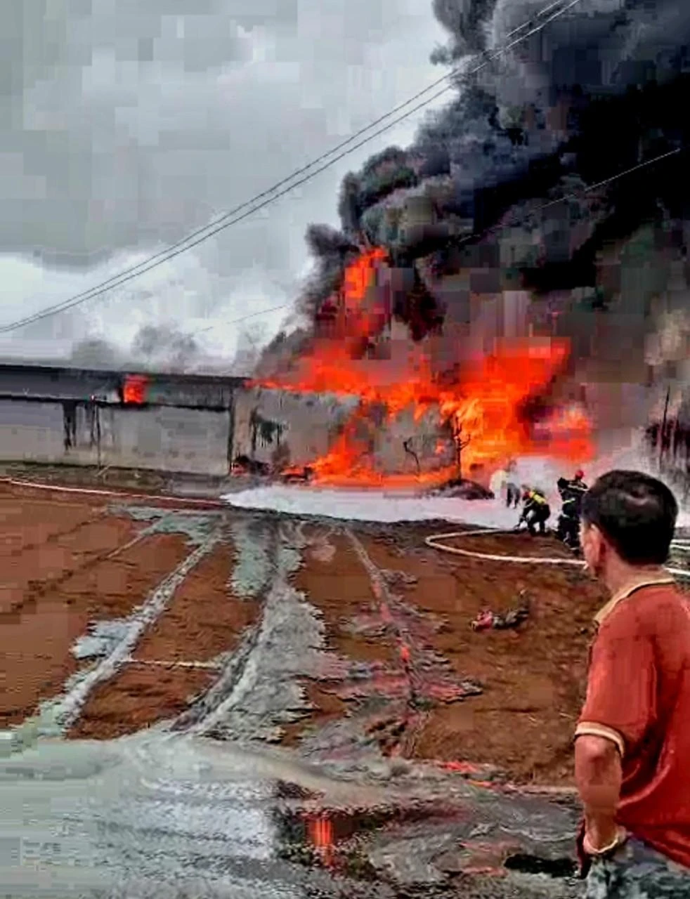 Những ngôi nhà xung quanh cũng chứa nhiều vật tư dễ bắt lửa. Ảnh: VÕ TÙNG